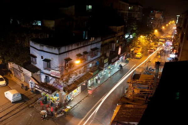 Líneas de movimiento nocturno y las siluetas de los coches — Foto de Stock