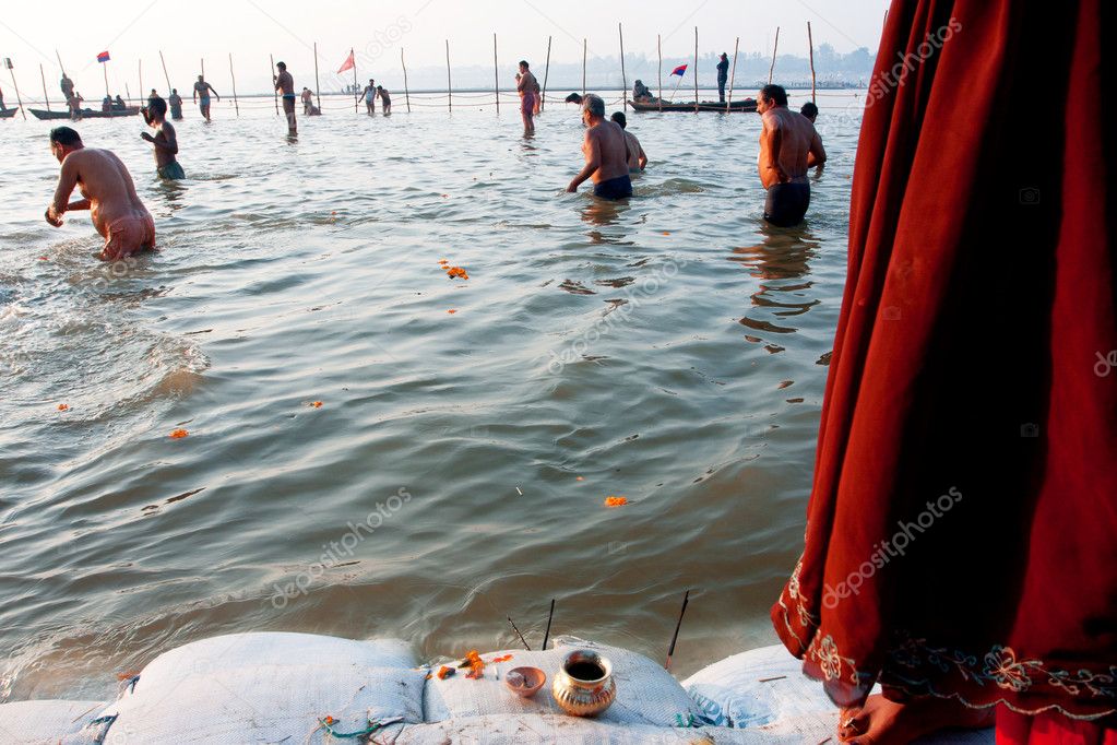 Milhares de indianos celebram festival hindu com banho no rio