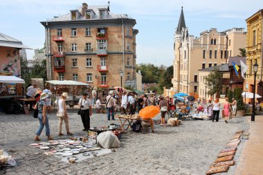 müşteriler ve satıcılar sokak pazarında