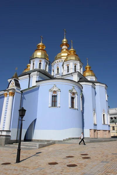 Man lopen langs orthodoxe kathedraal — Stockfoto
