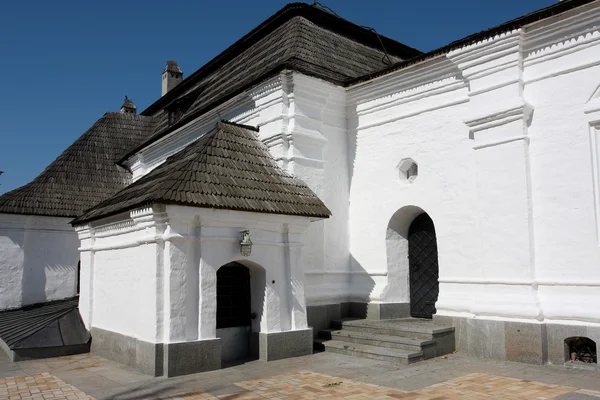 Historisches Gebäude mit Holzdach und weißen Wänden — Stockfoto