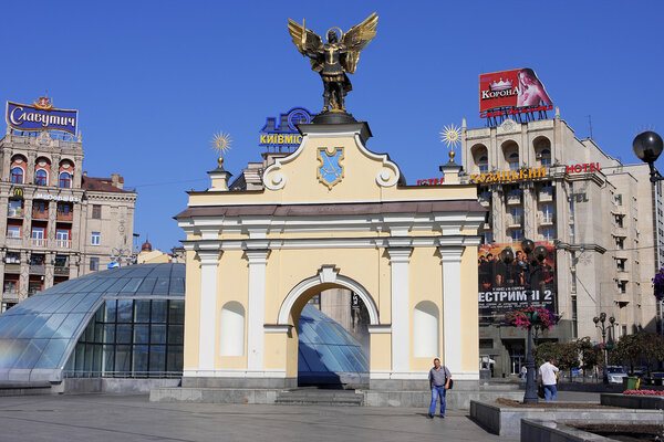Ворота Архангела Михаила на Майдане Независимости в Киеве
