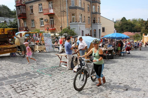 Tourists walking up the old city street — Stock Photo, Image