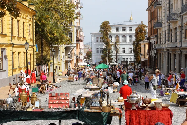 Антикварная витрина уличной праздничной ярмарки — стоковое фото