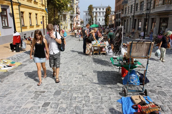 Young walking around Holiday Fair at the time of the Independence Day of the country Ukraine in the old Eastern European city Kiev, Ukraine. — Stock Photo, Image