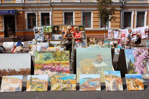 Frauen wählen die Kunst auf der Weihnachtsmesse — Stockfoto