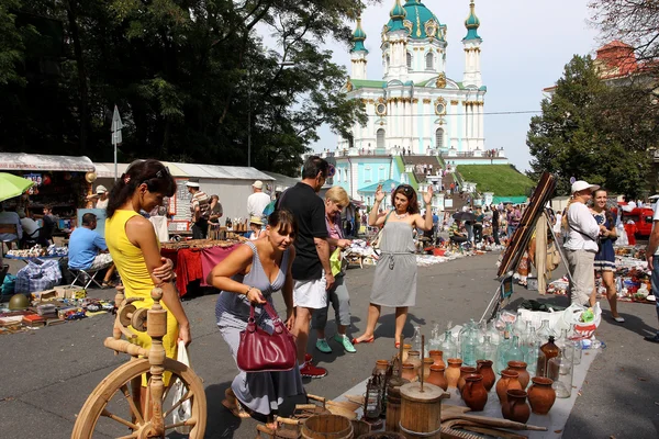 Las mujeres eligen el arte en la Feria de Vacaciones — Foto de Stock