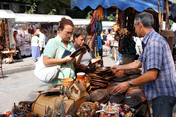 Kundinnen in der Nähe des Schaufensters der Weihnachtsmesse — Stockfoto