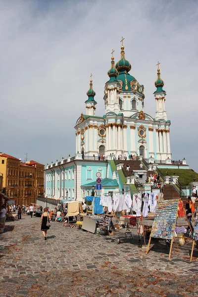 Straßenmarkt gegen die orthodoxe Kirche — Stockfoto