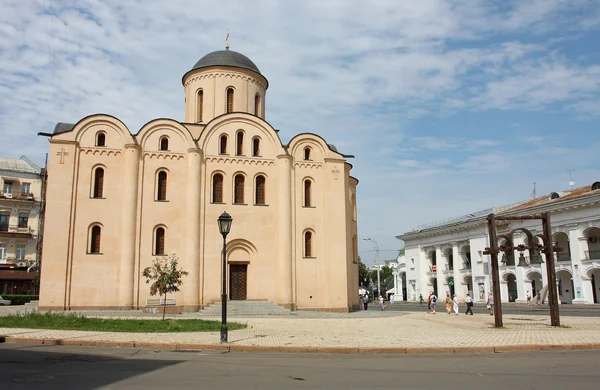 Orthodoxe Kirche der Jungfrau am hellen Tag — Stockfoto