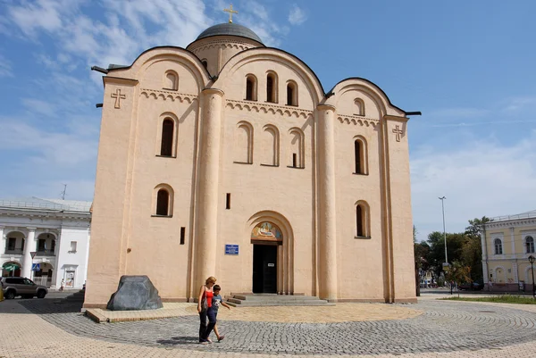 Mère et enfant marchent près de l'église orthodoxe — Photo