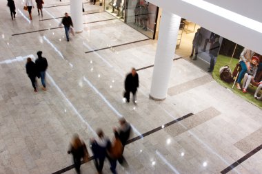 müşteriler en büyük alışveriş merkezi çevresinde yürüyüş