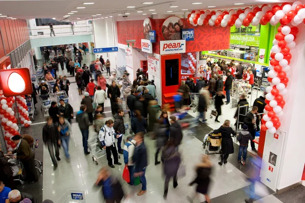 Inside the biggest shopping mall in Ukraine at the opening day — Stock Photo, Image