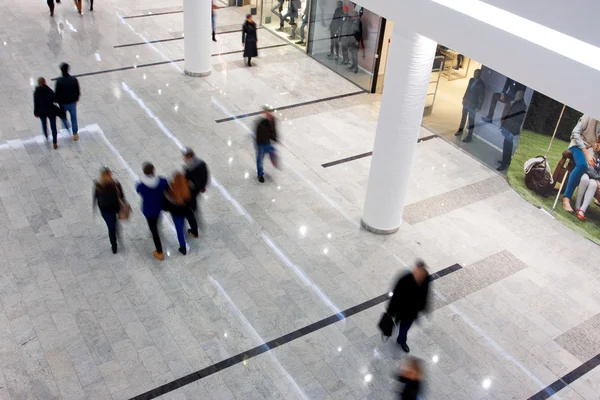 Lopen binnen het grootste winkelcentrum — Stockfoto