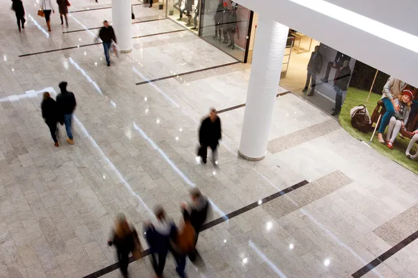 Klanten lopen rond het grootste winkelcentrum — Stockfoto