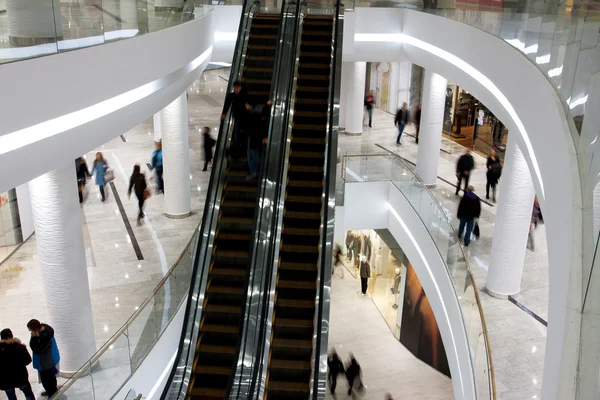 Customers on the levels of a shopping mall — Stock Photo, Image