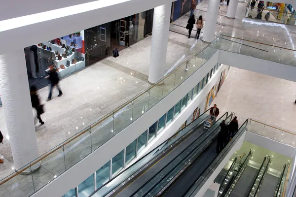 Clients sur les niveaux d'un centre commercial — Photo