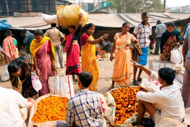 Asyalı kadın kavgası çiçek kalabalık piyasadaki satıcı ile