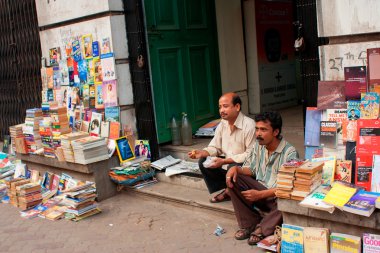 Asya kitap sellers sokakta müşteriler için bekleyin.