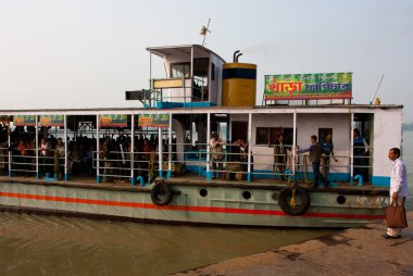 eski nehir yolcularla için feribot tekne bekler dock