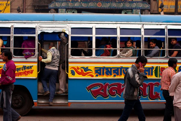 Los peatones se apresuran contra el autobús en movimiento en el centro de la ciudad —  Fotos de Stock