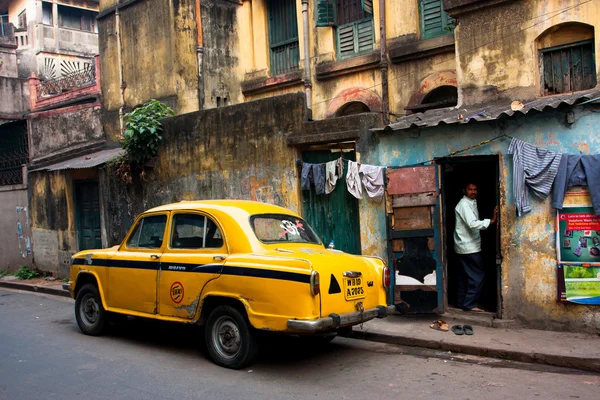 Coche de taxi amarillo vintage se detuvo en la vieja calle — Foto de Stock