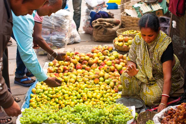 Mujer asiática vende frutas y verduras en la calle multitud del mercado — Foto de Stock