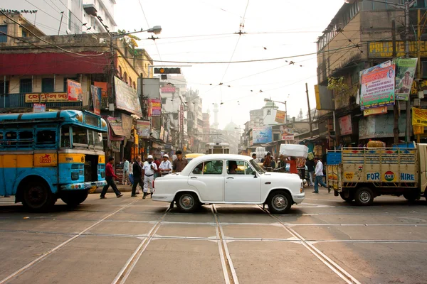 व्यस्त सड़क पर प्राचीन सफेद राजदूत कार — स्टॉक फ़ोटो, इमेज