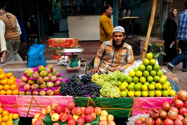 Muslimské ulici obchodník prodávat ovoce venkovní — Stock fotografie