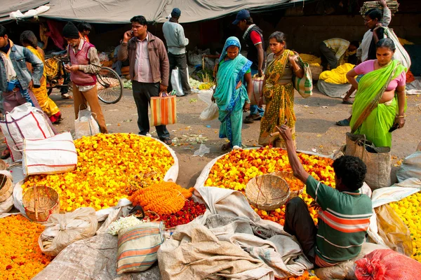 Asiatische Frauen und Männer wählen die Blumen auf dem überfüllten Blumenmarkt — Stockfoto