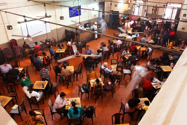 Odwiedzający popularny indyjski kawiarnia zjeść obiad — Zdjęcie stockowe