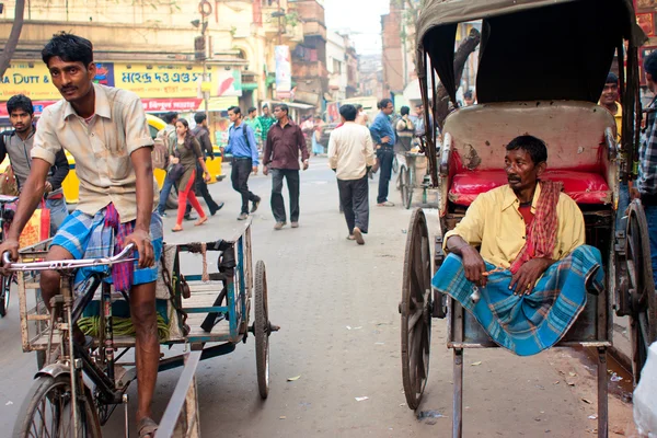Riksza ręcznie wyciągnął riksz i cyklu spotkał na ulicy — Zdjęcie stockowe