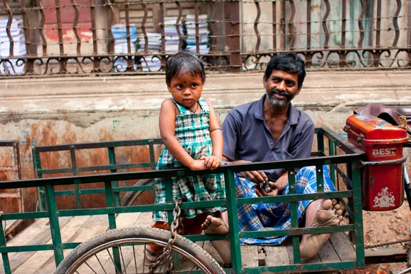 Asiatique enfant avec son père en plein air — Photo