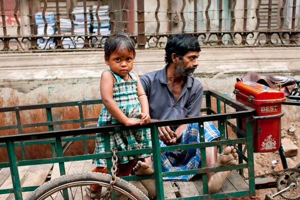 Petite fille debout sur le tronc de son père rickshaw taxi — Photo