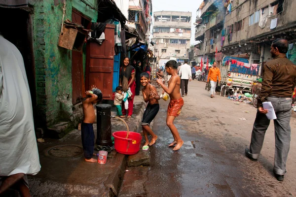 Waschen auf der Straße Kinder haben Spaß im Freien. — Stockfoto