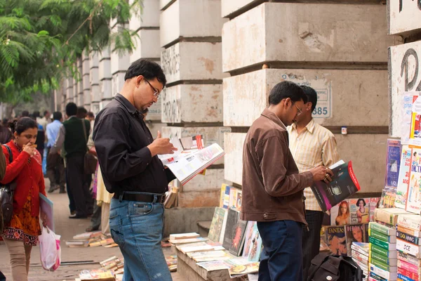 男性ストリート書籍売店で雑誌を選択します — ストック写真