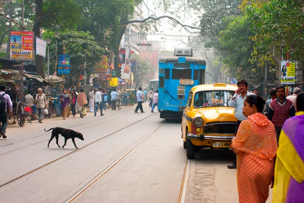 Транспорт и движение людей на оживленной азиатской улице — стоковое фото
