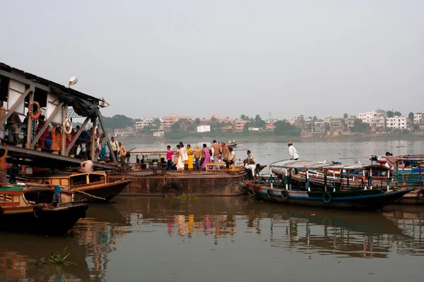 Passengers leave the river ferry boat at the dock — Stock Photo, Image