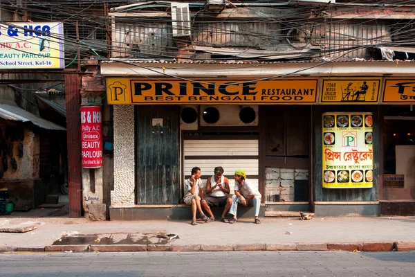 Poor people chating at front of indian cuisine restaurant — Stock Photo, Image