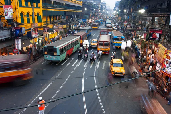 E le auto sfocate in movimento sulla strada trafficata — Foto Stock