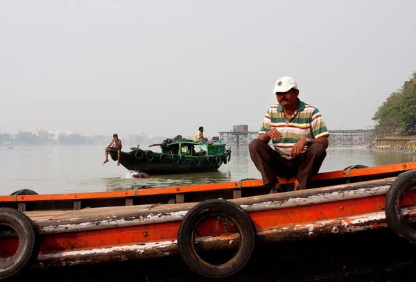 I navigatori hanno il riposo a loro battelli di traghetto fluviali alla giornata soleggiata — Foto Stock