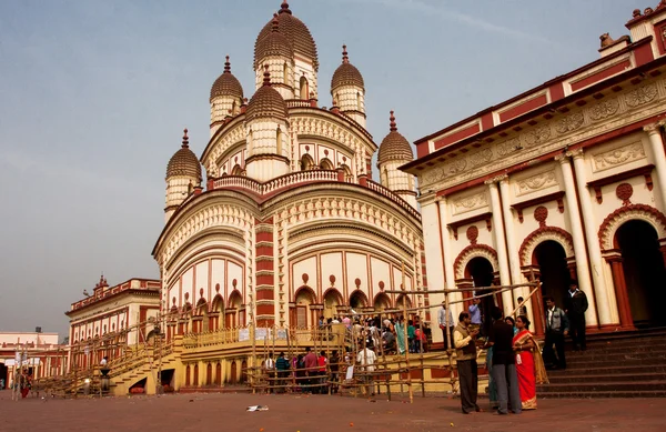 Visitors of Kali Temple going to puja — Stock Photo, Image