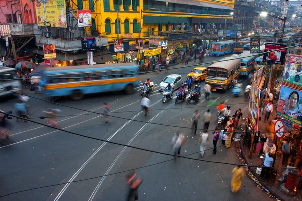 Вуличний рух розмита в русі на вечорі в індійському місті Стокове Зображення