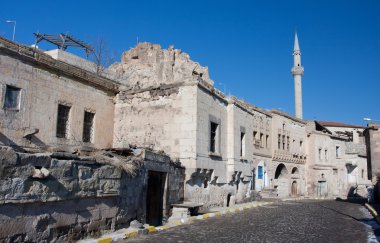 Orta Doğu'daki küçük bir kasabada bir caminin minaresi