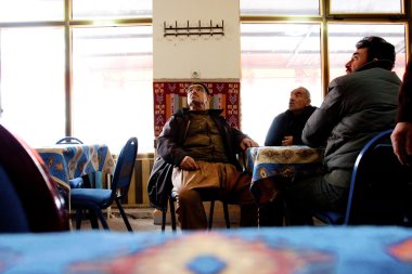 Ortadoğu'daki geleneksel çay evdeki büyükler konuşmak