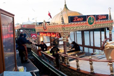 buffet popular turco con bocadillos de pescado al aire libre