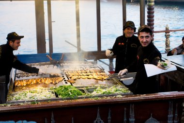su üzerinde popüler balık sandviç büfesi