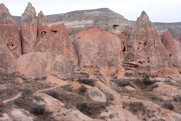 Kapadokya, Türkiye kayalık oluşumlar ile peyzaj — Stok fotoğraf