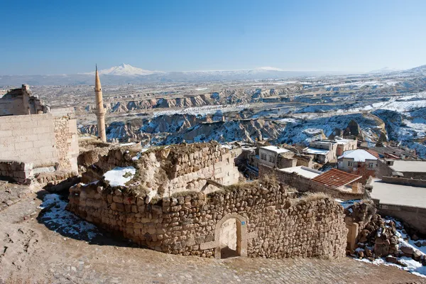 Città con un minareto nella valle del Medio Oriente in inverno — Foto Stock