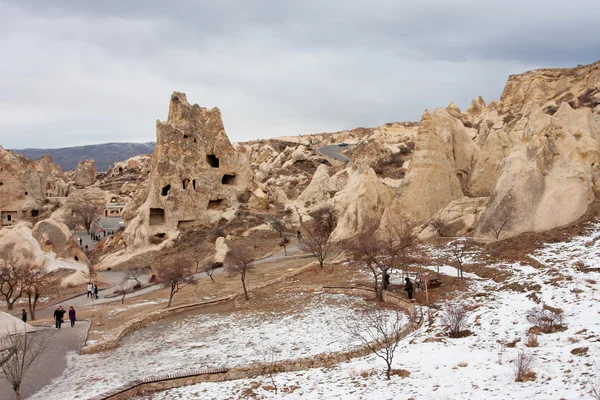 Landschaft mit den Höhlenkirchen im Freilichtmuseum Goreme — Stockfoto